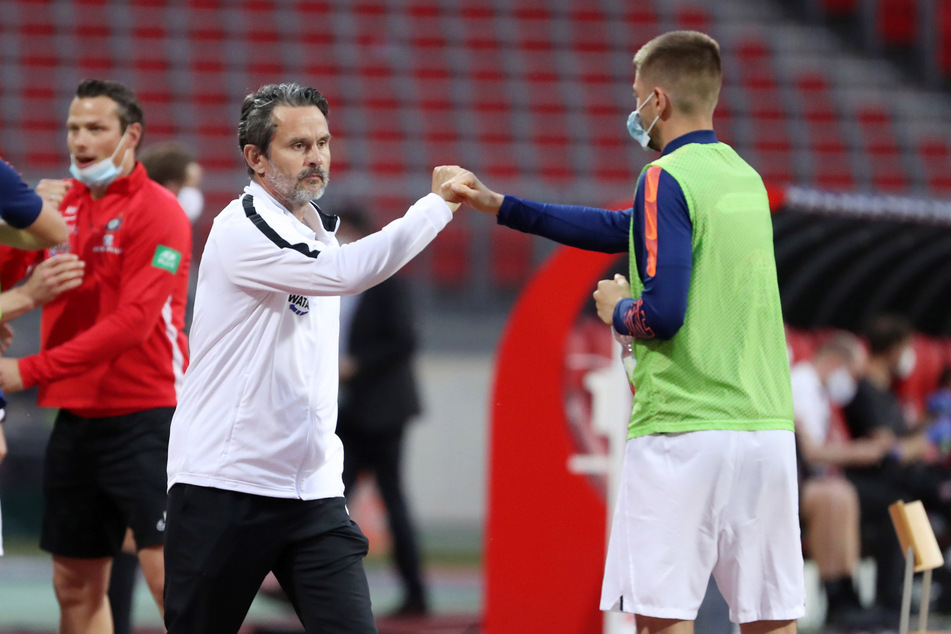 Wenn Gesichter Bände sprechen: FCE-Coach Dirk Schuster (l.) faustet mit Marko Mihojevic ab.
