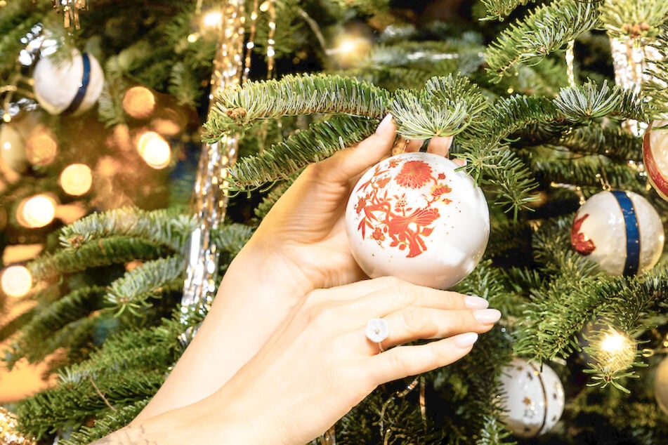 Eine handgefertigte Meissener Porzellan-Weihnachtskugel.