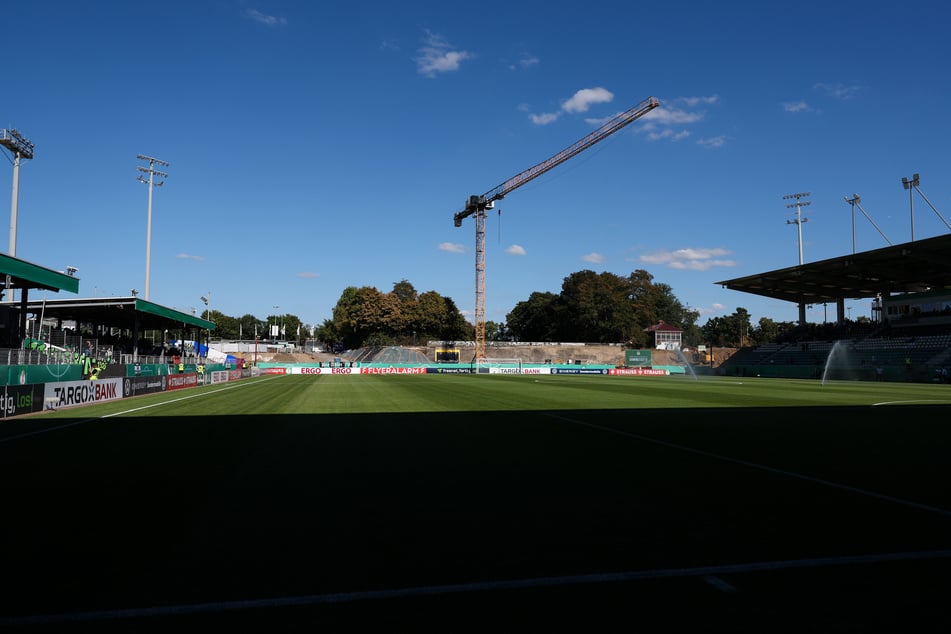 Aufgrund von Baumaßnahmen im Preußenstadion gepaart mit der Sicherheitseinstufung des Spiels stehen Dynamo in Münster kurzfristig weniger Tickets zur Verfügung.