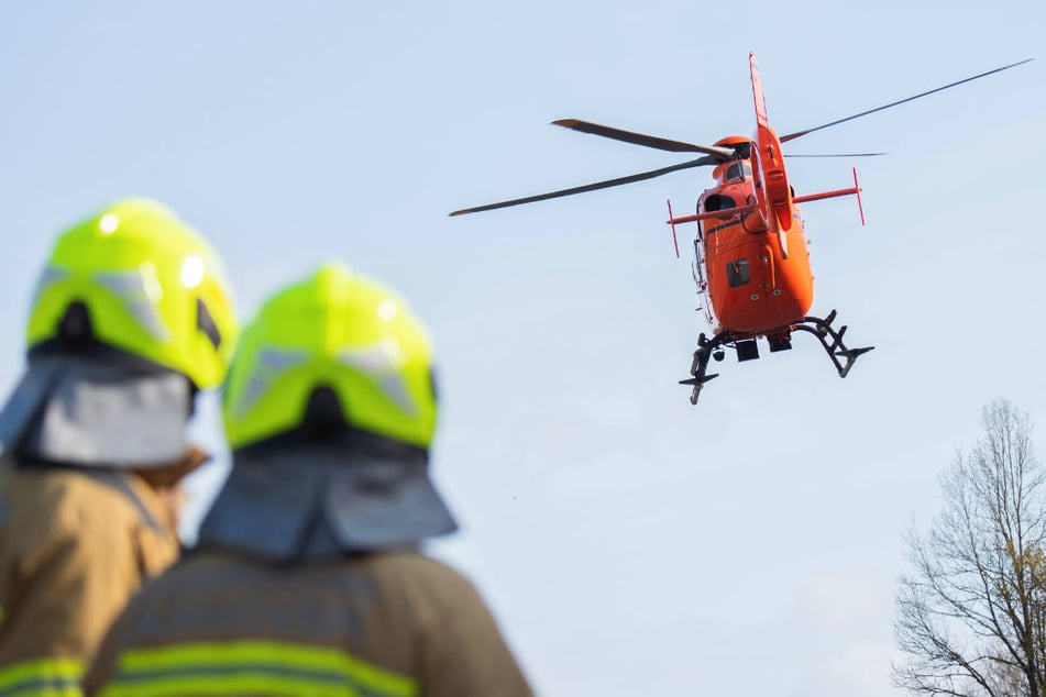 Die Einsatzkräfte haben einen Rettungshubschrauber zur Erstversorgung der Schwerverletzten angefordert. (Symbolfoto)