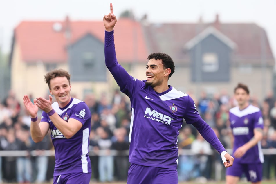 Bereits 2024/25 trug Ali Loune (r.) das Trikot der Veilchen.