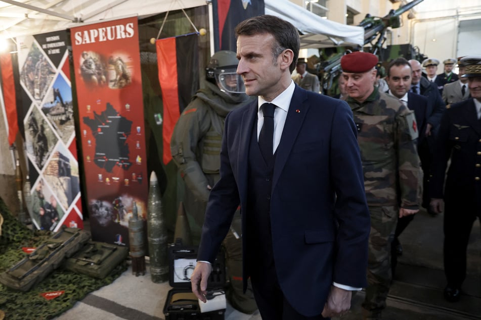 Der französische Präsident Emmanuel Macron besuchte den Marinestützpunkt Cherbourg im Rahmen seiner Neujahrswünsche an die französische Armee in Cherbourg, Nordwestfrankreich.