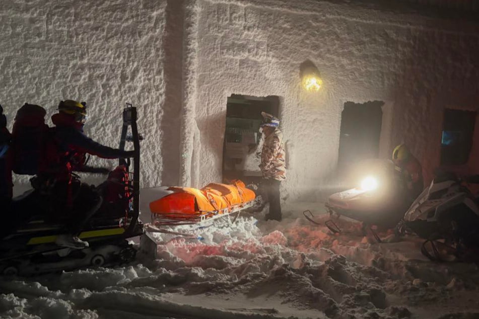 Der unterkühlte Mann wurde sorgfältig eingepackt und mit den Motorschlitten nach Schierke gefahren.