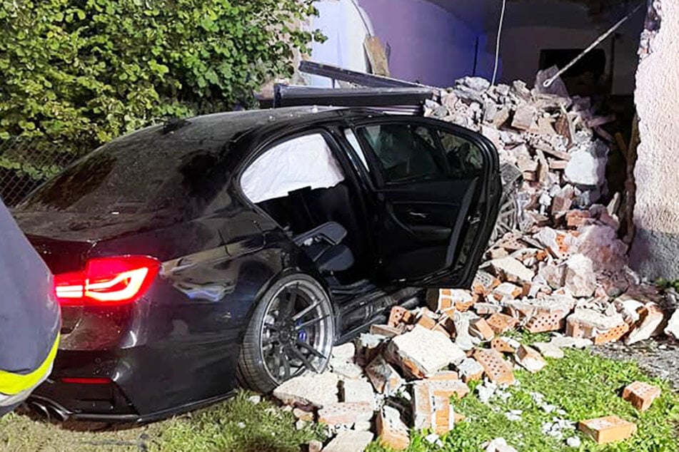 Ein 23-jähriger Münchner krachte mit seinem BMW in ein Wohnhaus.