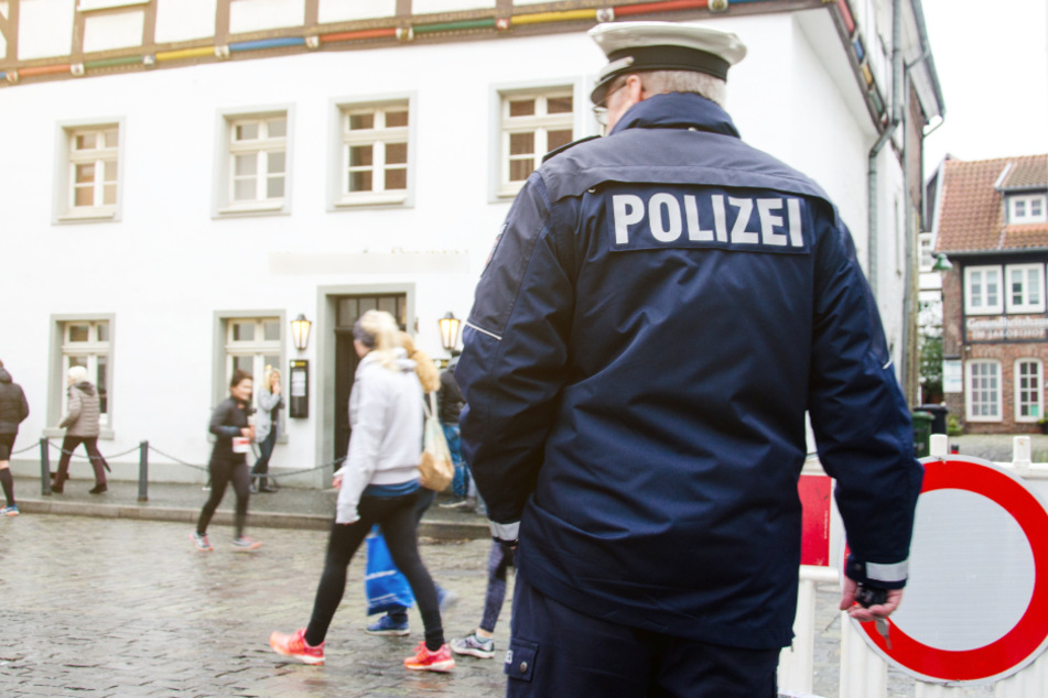 Die Duisburger Polizei hat ihre Ermittlungen abgeschlossen. Es ging um einen umstrittenen Polizeieinsatz in der Düsseldorfer Altstadt. (Symbolbild)