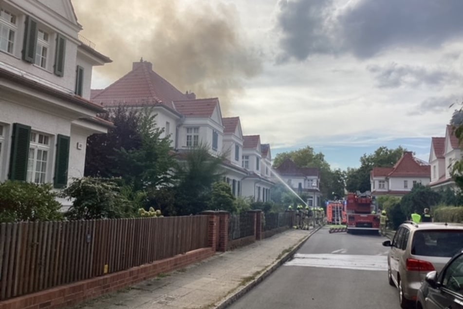 Berlin: Brand in Wilhelmstadt! Dachstuhl steht in Flammen