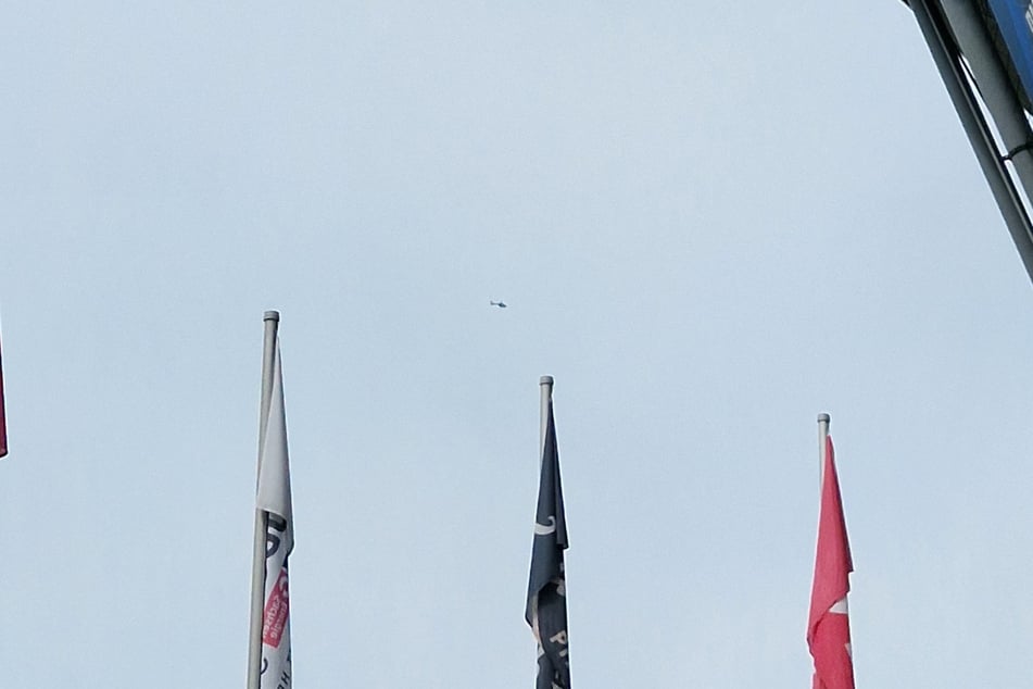 Der Polizeihubschrauber kreist über der Stadt.