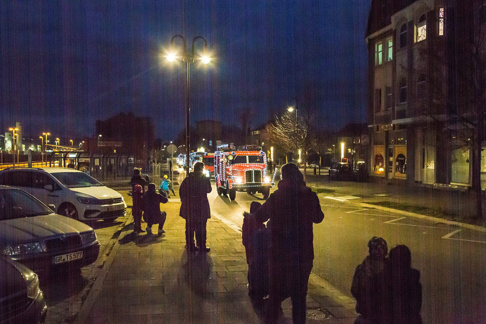 Mit Abstand warteten Eltern und Kinder auf die festlichen Feuerwehr-Oldtimer.