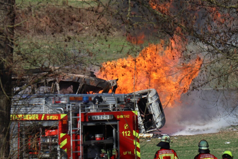 Sowohl der Laster als auch die Straßenbahn stehen in Vollbrand.