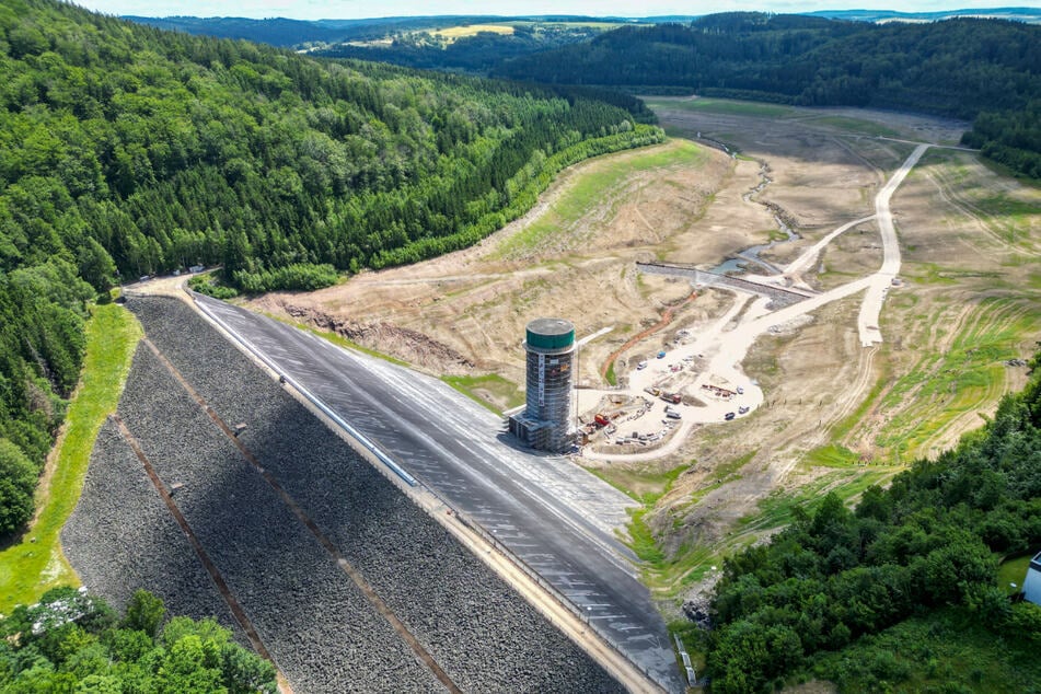 Gerüstbauer rüsten den Entnahmeturm der leeren Talsperre Lichtenberg ein. Nach rund 50 Jahren ununterbrochenen Betriebes wird die Trinkwassertalsperre derzeit komplett saniert. Zwei Jahre Zeit und rund 30 Millionen Euro sind dafür eingeplant.