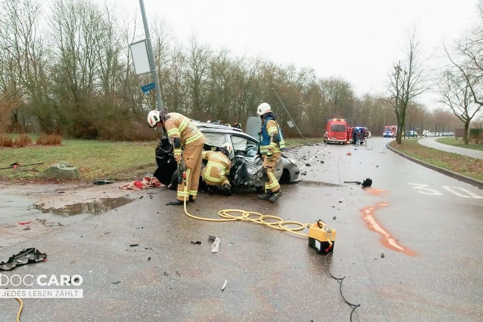 Zunächst ist völlig unklar, wie es zu einem solch heftigen Unfall kommen konnte.