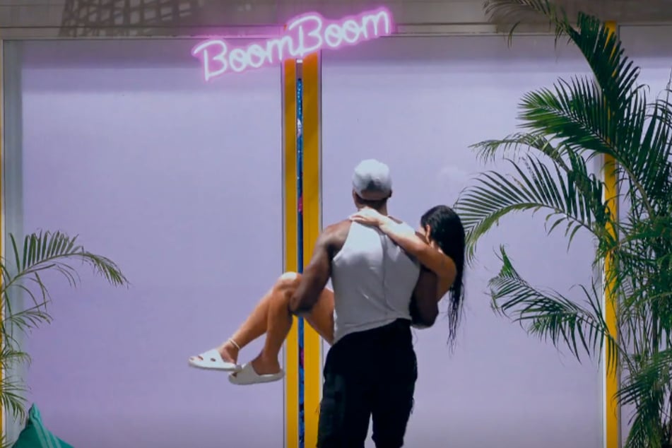 Sophia (23) und Joshua (24) gehen in den "Boom Boom Room".