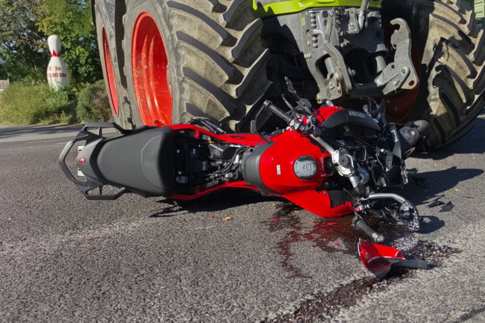 Vorfahrts-Crash in Chemnitz: Biker nach Kollision mit Traktor im Krankenhaus