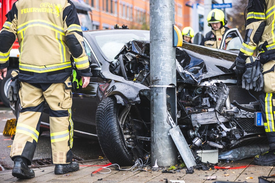 Mercedes-Fahrer nach schwerem Crash bewusstlos im Auto: Sanitäter reanimieren ihn