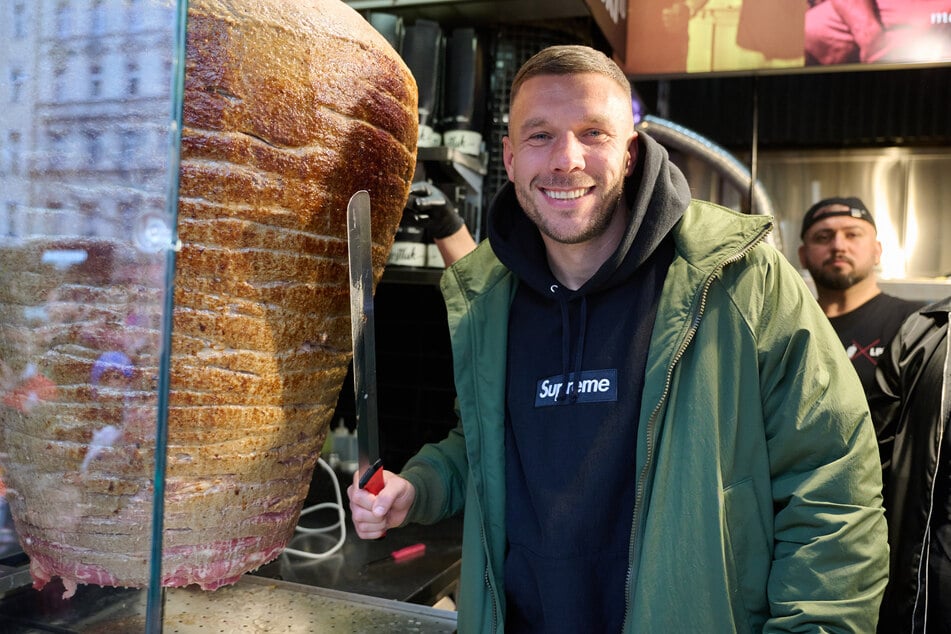 In ganz Deutschland erhältlich: Lukas Podolski bringt neues Döner-Produkt in den Supermarkt