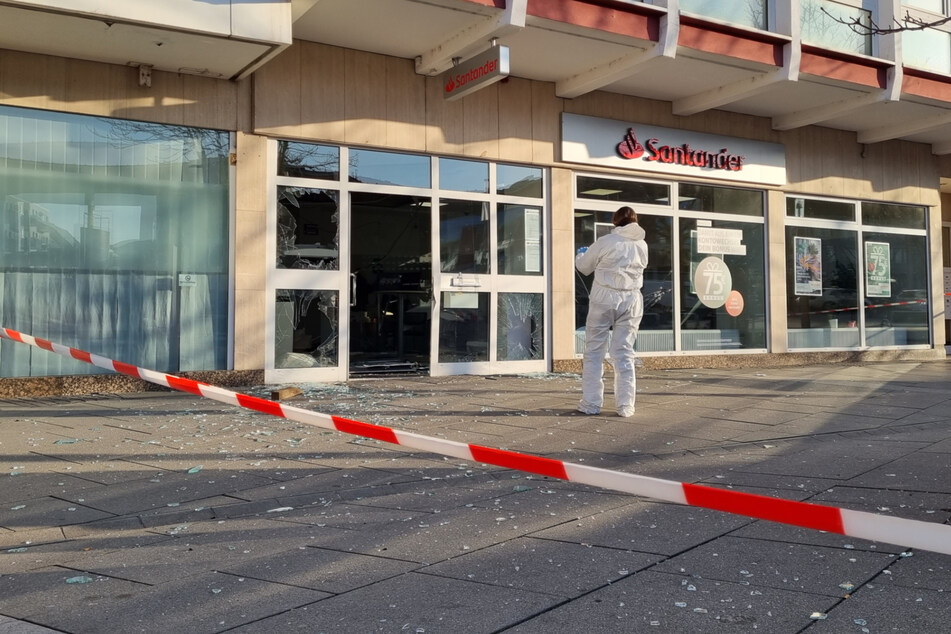 Im südhessischen Rüsselsheim am Main kam es am frühen Donnerstagmorgen zu einer Geldautomatensprengung. Mehrere Täter sind derzeit auf der Flucht.