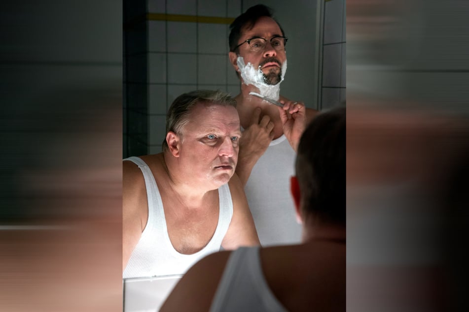 Ist noch gut, kann man noch gucken. Boerne (Jan Josef Liefers, rechts) und Thiel (Axel Prahl) ermitteln in: Tatort: Spieglein, Spieglein.