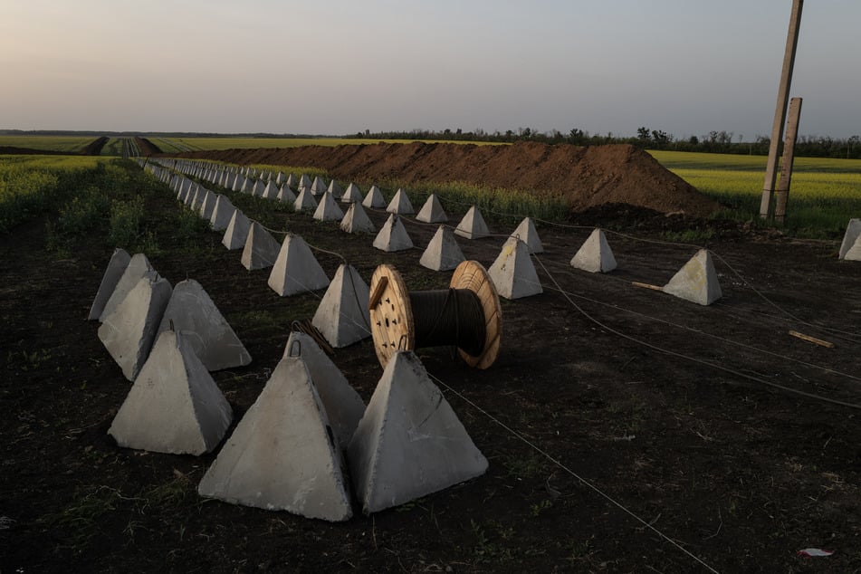 Panzersperren, Stacheldraht, Erdwall. Eine ukrainische Verteidigungslinie im Osten des bedrängten Landes.