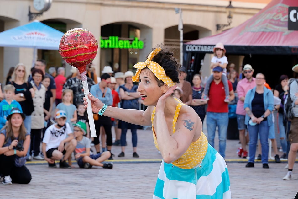 Spaß mit "Holiday On Delay" am Markt: Mehr als 100 Straßenkünstler verzaubern Chemnitz bis Sonntag beim Hutfestival.