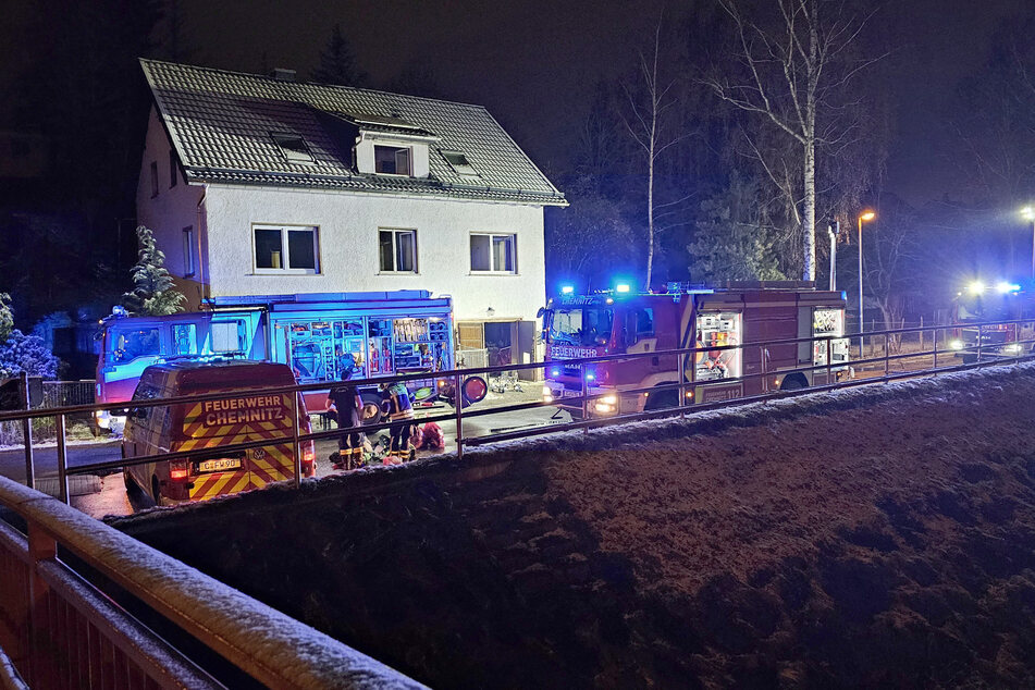 In der Garage eines Einfamilienhauses in Chemnitz brannte am Mittwoch ein Elektro-Rollstuhl. Die Feuerwehr musste anrücken.