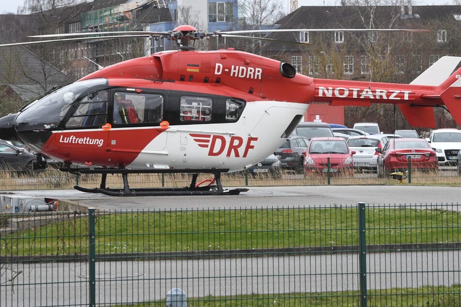 Mit dem Rettungshubschrauber wurde der 20-Jährige ins Krankenhaus gebracht. (Symbolbild)