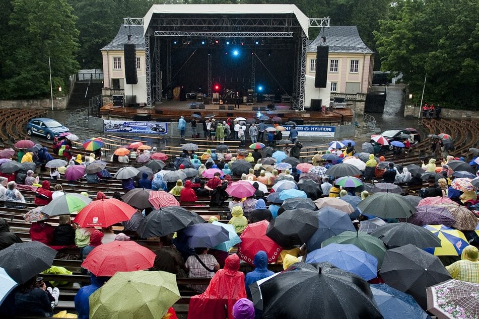 Verhagelt Petrus heute das Public Viewing in der Jungen Garde?
