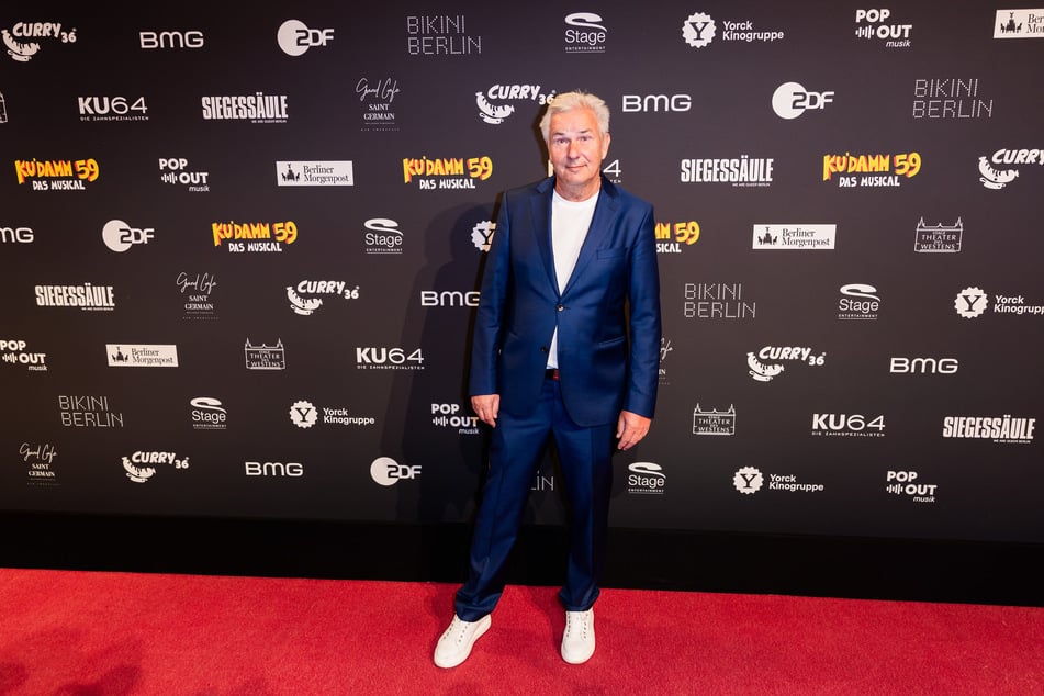 Klaus Wowereit (71, SPD), hier bei der Premiere des Musicals "Ku'damm 59", war am Freitag zu Gast im "Riverboat".