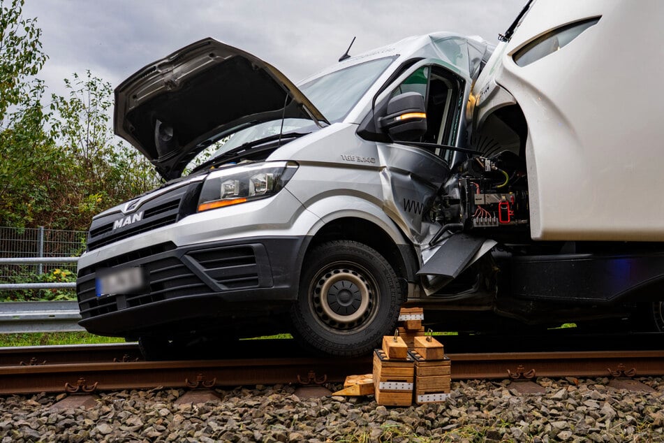 Der Kleintransporter wurde nach der Kollision etwa 100 Meter von dem Zug mitgeschleift.