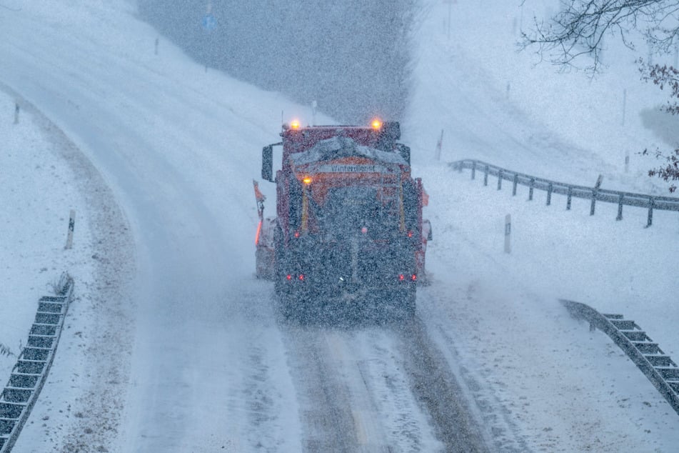 Auch wie hier in Atting im Landkreis Straubing-Bogen sorgten die winterlichen Verhältnisse für gefährliche Situationen im Verkehr.
