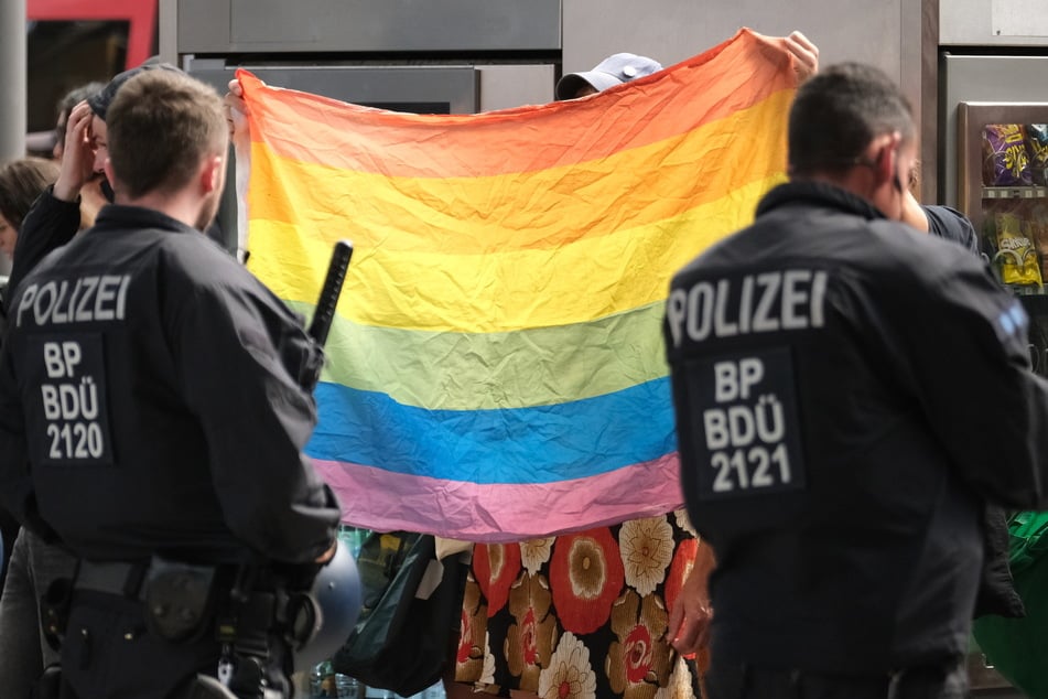 Polizei-Großeinsatz in Plauen: Rechte Demonstranten wollen (wie hier in Leipzig) den CSD stören. Dazu sorgen Fußball und Spitzenfest für Aufregung.