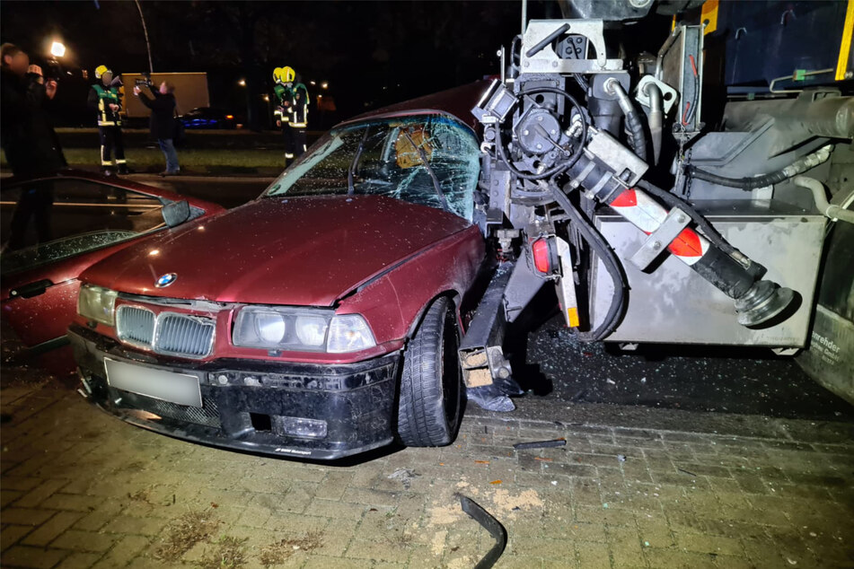 In Berlin-Wedding verletzten sich vier Menschen bei einem schlimmen Verkehrsunfall.