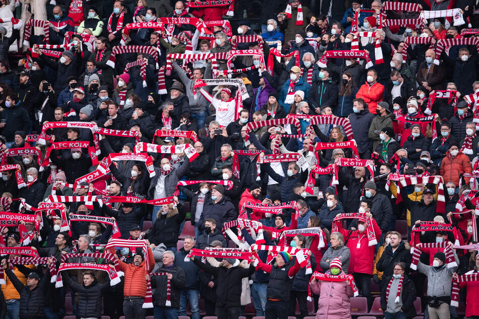 50.000 Fans vom 1. FC Köln und Borussia Mönchengladbach feierten im Rheinenergiestadion dicht an dicht.
