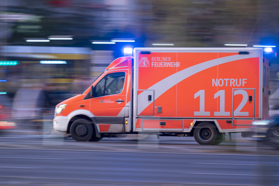 Auto und Fahrrad in Leipzig zusammengestoßen: 20-Jährige schwer verletzt