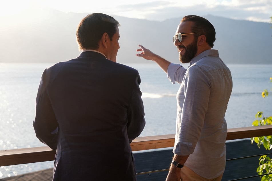 El Salvador's President Nayib Bukele (r.) shows US Secretary of State Marco Rubio the view at his residence at Lake Coatepeque.