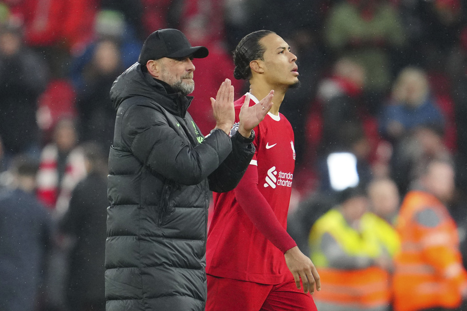 Seit 2018 ist Virgil van Dijk (32, r.) Anführer und Leistungsträger im Team von Jürgen Klopp (56). Im Sommer verlässt der Coach den FC Liverpool, sein Schützling könnte nachziehen.