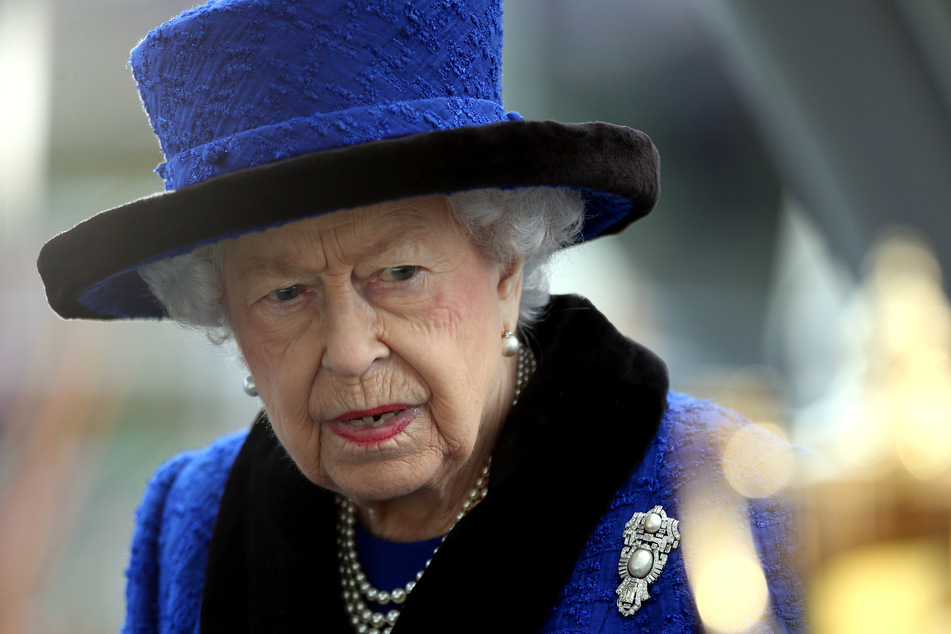 Die britische Königin Elizabeth II. (95) sagte auf ärztlichen Rat "widerwillig" eine Reise ab.