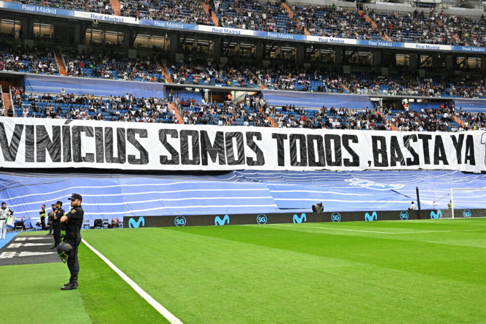 "Wir sind alle Vinícius. Genug (mit Rassismus)" stand auf dem Banner der Real-Madrid-Fans.