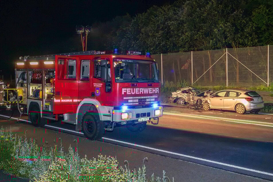 Bei Mittelherwigsdorf ist ein BMW-Fahrer im Gegenverkehr mit einem Opel-Fahrer kollidiert.