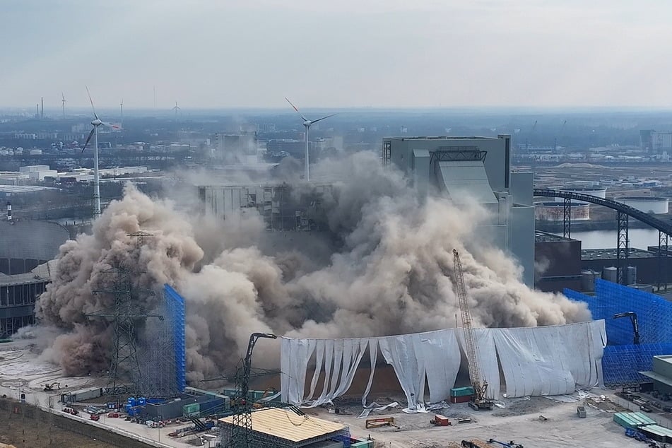 Gegen 9.30 Uhr hatten die Experten mit der Sprengung begonnen. Doch es gab Probleme.