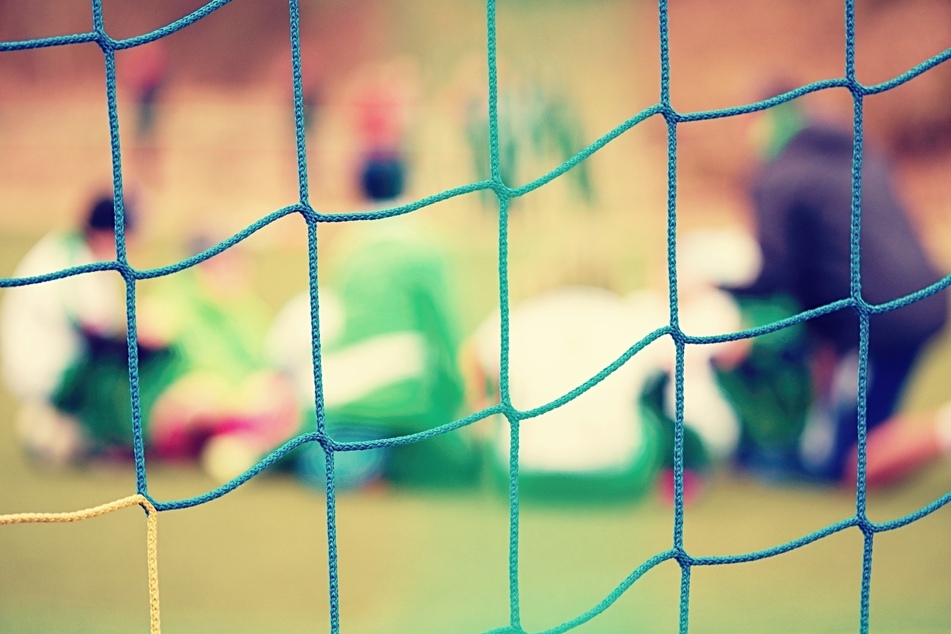 Kreisliga-Spiel eskaliert: Massenschlägerei auf Fußballplatz, Torwart bewusstlos!