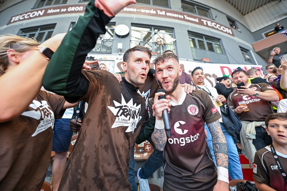 Trainer Fabian Hürzeler (31, l.) und sein 10ener Marcel Hartel (28) pflegen ein inniges Verhältnis.