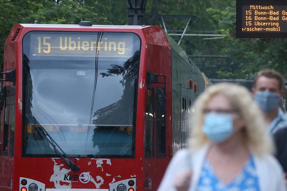 Fahrgäste der KVB mit Masken in Köln. (Symbolbild)