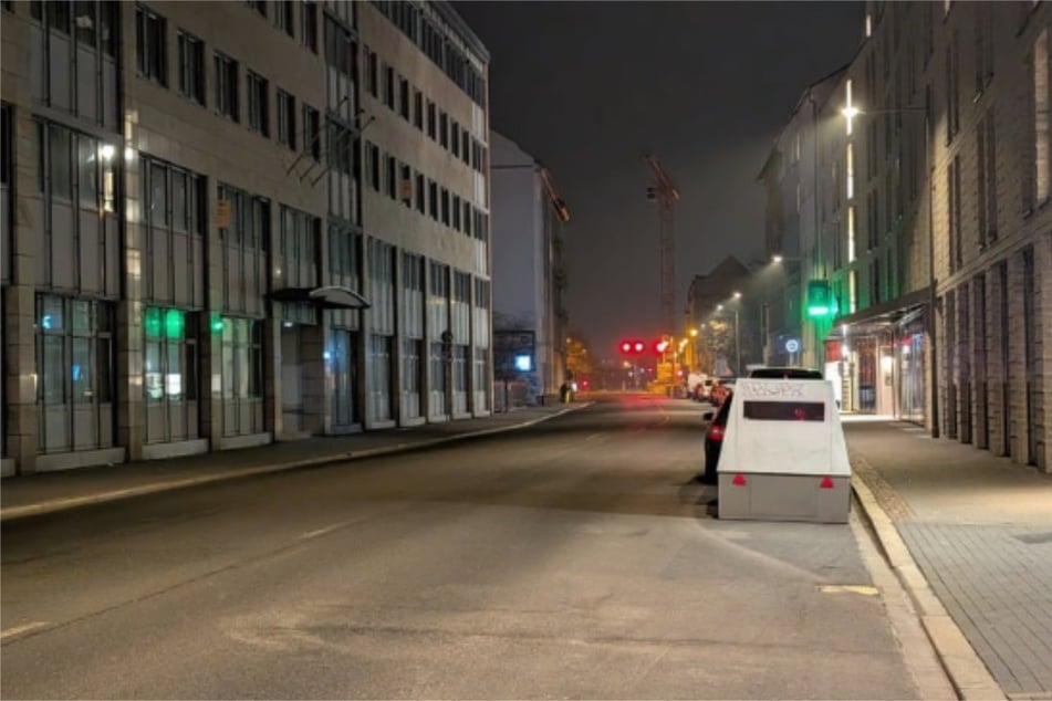 Durch ihr spezielles Design sollen die mobilen Messanlagen sich unauffällig ins Straßenbild einfügen. Dank einer starken Batterie können die Anlagen bis zu fünf Tage lang am Stück ununterbrochen Tempokontrollen durchführen. (Archivfoto)