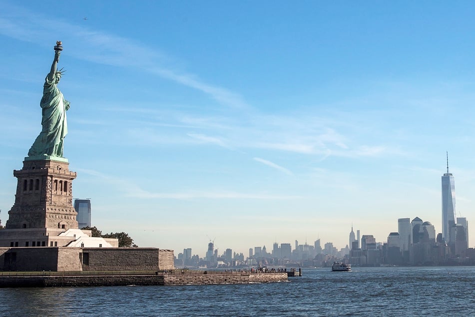 Hello again: Im Hafen von New York begrüßt die 46,05 Meter hohe Freiheitsstaue die Besucher der Metropole. Sie war einst ein Geschenk Frankreichs an die USA.