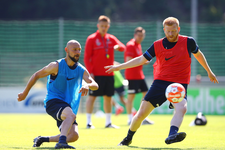Endlich zurück auf dem Rasen! Fabian Kalig (r.) im Training gegen Philipp Riese.