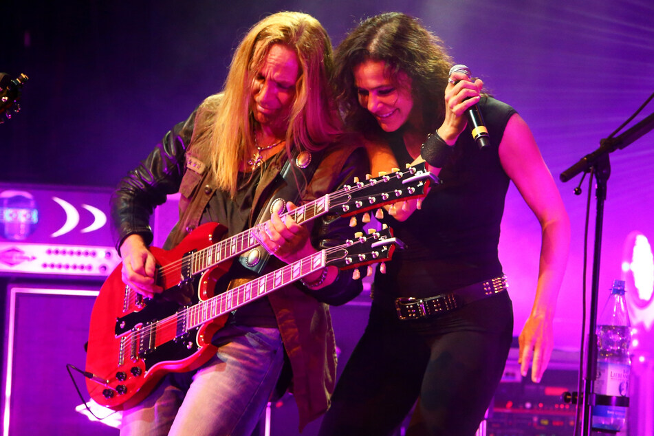 Beim Benefizkonzert "Hope" rockt Julia Neigel mit Gitarrist Uwe Hassbecker (59) und Silly die alten Band-Hits in der Kreuzkirche.