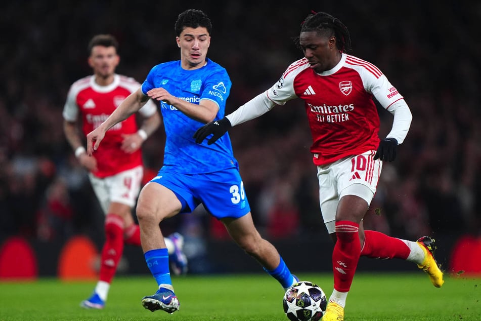 Ibrahim Maza (20, M.) darf sich nach seinem Wechsel zu Bayer Leverkusen in der Champions League inzwischen mit Megastars wie Arsenals Eberechi Eze (27, r.) messen.