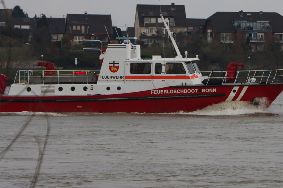 Leblose Person aus Wasser geborgen: Feuerwehr-Boot kentert bei Großeinsatz auf dem Rhein