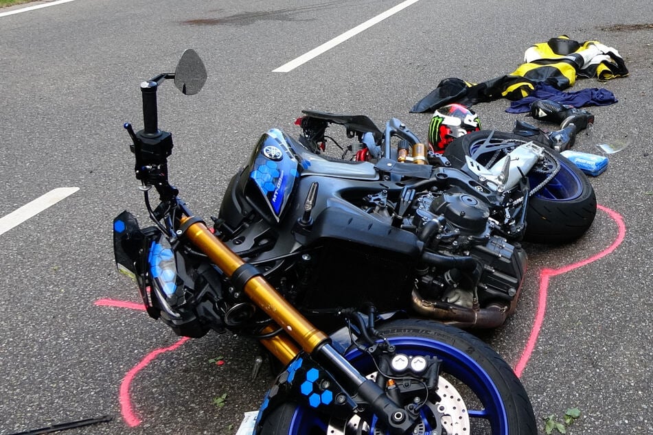 Der Motorradfahrer war aus ungeklärter Ursache gestürzt und anschließend mit der Schutzplanke kollidiert.