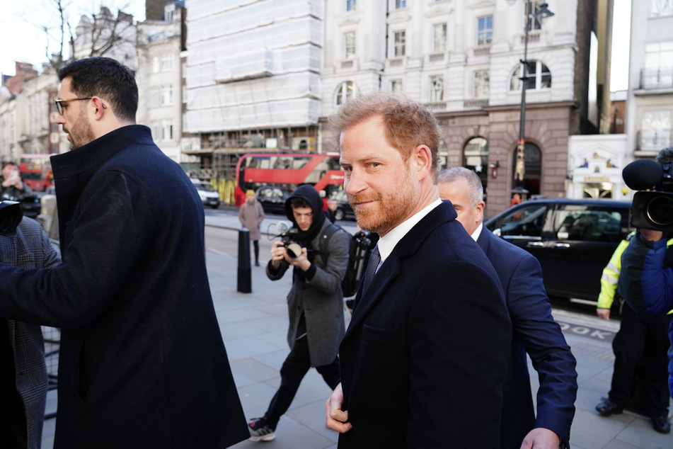 Prinz Harry (38, M.), Herzog von Sussex, trifft vor einer Anhörung vor den Royal Courts Of Justice im Zentrum Londons ein.